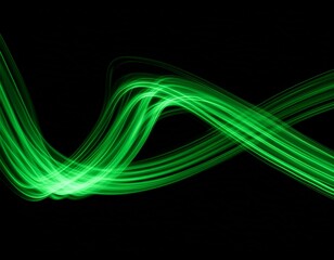 黒い背景の中に緑の光の残像がカーブ状に見えている画像