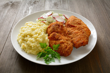 smażony filet z kurczaka z ryżem, ogórkiem i rzodkiewką w śmietanie