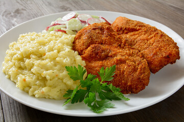 smażony filet z kurczaka z ryżem, ogórkiem i rzodkiewką w śmietanie