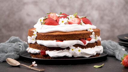 Sponge cake with fresh strawberries