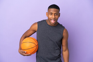 Obraz premium Young basketball latin player man isolated on purple background with surprise facial expression