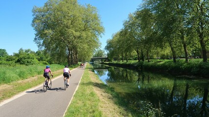 Cyclotourisme au bord du canal de Bourgogne à Dijon, en Côte d’Or, paysage de nature avec des...