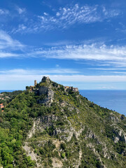 Obraz premium Das alte Bergdorf Eze mit Blick auf die Côte d'Azur