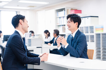 窓口業務をする若いビジネスマン