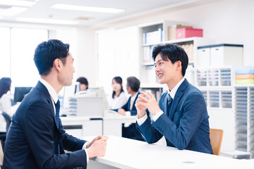 窓口業務をする若いビジネスマン