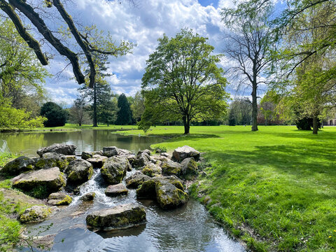 See mit Krebsbach im &ouml;ffentlichen Park am Schloss Favorite bei F&ouml;rch