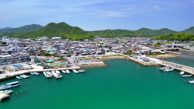 東かがわ市引田漁港の空撮風景