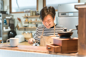 Fototapeta na wymiar カフェ・喫茶店・飲食店で働くミドル世代のアジア人男性（開業・起業・独立・脱サラ） 