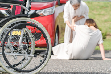 交通事故を起こした高齢者と被害者の女性(高齢ドライバー）
