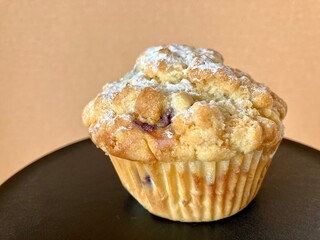 黒い皿にのせたブルーベリーマフィン