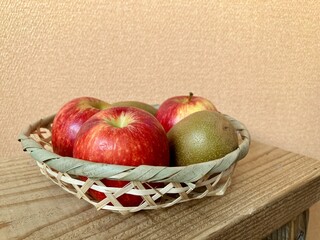 竹籠に入ったリンゴとキウイ