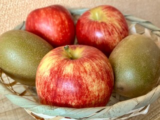 竹籠に入ったリンゴとキウイ