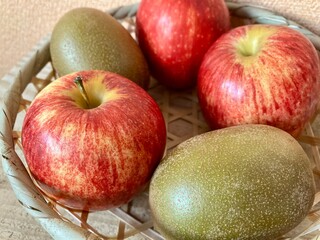 竹籠に入ったリンゴとキウイ