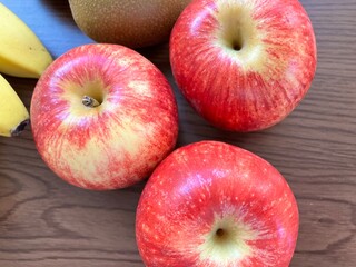 テーブルにのせたリンゴとキウイ