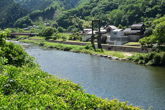 川岸に残る廃吊り橋の主橋脚のある風景