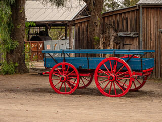 Obraz premium Vintage Blue Wagon Red Wheels
