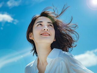 空を見上げる女性