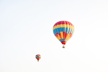 Fototapeta premium Hot Air Balloon Soaring in Blue Sky