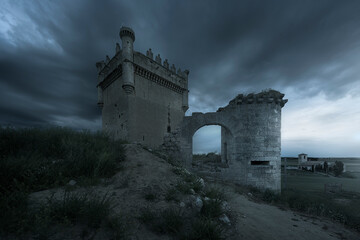 Atardecer con cielo tormentoso en el castillo de Belmonte de Campos, Palencia con un dramático...