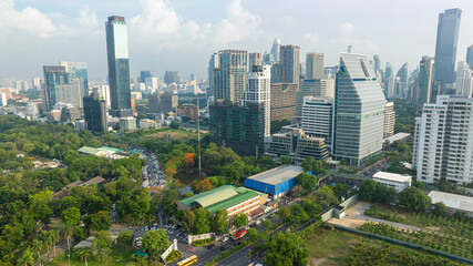 Obraz premium Aerial view city office building with green public park