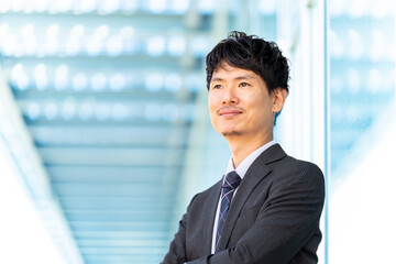 遠くを見つめる男性ビジネスマン
