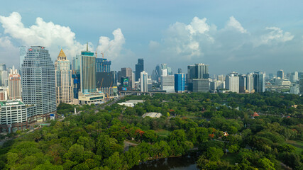 Obraz premium Aerial view city office building with green public park