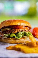 Smashed Burger mit Tomaten und Fries