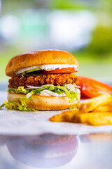 Smashed Burger mit Pommes Frites