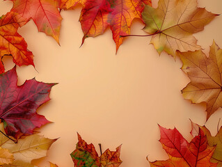 Abstrakter Herbstrahmenhintergrund. Farbige Ahorn-Herbstblätter vor hellbraunem Hintergrund 