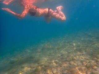 Vista subacquea di una donna che nuota in una barriera corallina con sabbia bianca 2870