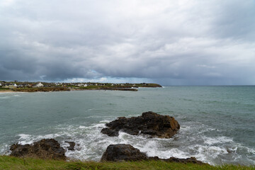 La côte bretonne dans la baie d'Audierne sous un ciel couvert.