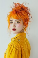 オレンジの髪色のファッショナブルな日本人女性（ヘアモデル・ヘアカタログ・美容室）