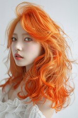 オレンジの髪色のファッショナブルな日本人女性（ヘアモデル・ヘアカタログ・美容室）