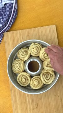 Runde Campingbackform mit Zimtschnecken