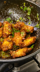 Gebratenes Hähnchen in der Pfanne