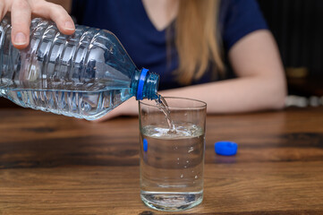 Nalewać wodę mineralną z plastikowej butelki do szklanki