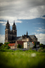Obraz premium Magdeburg, Ansicht mit Dom, Elbe, Elbaue und Frühlingssonne