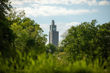 Albinm&uuml;llerturm im Stadtpark Rothehornpark in Magdeburg, Sachsen-Anhalt, im Sommer