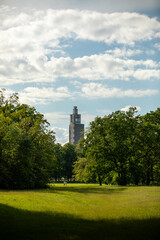 Albinmüllerturm im Stadtpark Rothehornpark in Magdeburg, Sachsen-Anhalt, im Sommer