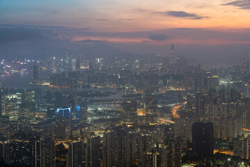 Obraz premium a city skyline in asia at night time with a foggy sky