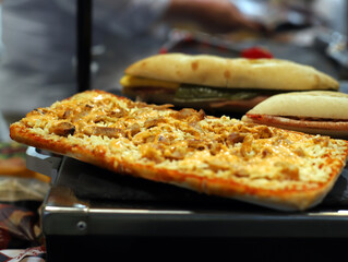 tostada estilo pizza recién horneada con pollo y queso fundido