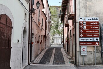 Fototapeta premium Macchiagodena - Scorcio di Piazza Ottavio De Salvio da Via Vittorio Veneto