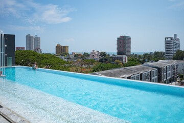 Obraz premium A pool with a city view in the background