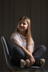 Obraz premium Studio portrait of a 10 year old long-haired girl.