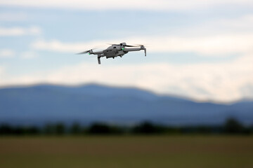 Dron w powietrzu, w locie na tle zieleni, wzgórza, gór.  © Stanisław Błachowicz
