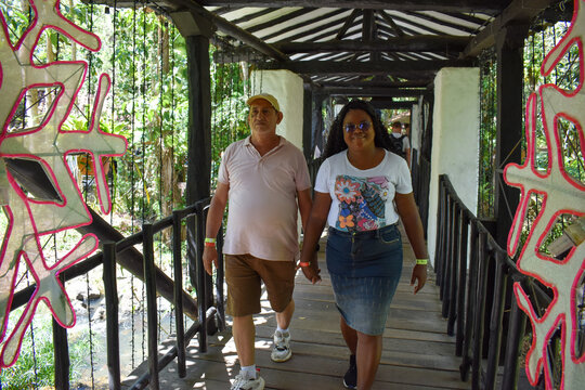 mi esposa y yo caminando por el parque gallineral en san gil, en estos momentos vamos por el puente llamado puente  del amor