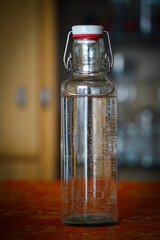 Wiederverwertbare Wasserflasche mit Sprudelwasser