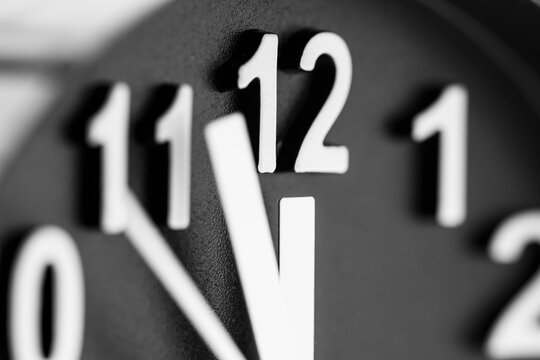 Reloj llegando a media noche, marcando las doce menos pocos minutos