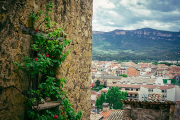 construcciones medievales sobre el paisaje verde