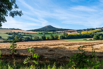 vue sur le pic de Solignat ou pic d'Isson proche d'issoire dans le puy de dôme avec au devant ses...